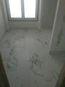 Salle de bain avec marbre posées